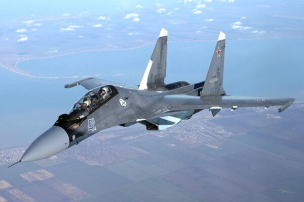 ロシア軍の「万能戦闘機」に真横から“刺客”が迫る　クリミアでSu-30戦闘機が攻撃される瞬間を捉えた映像が公開 (動画あり)